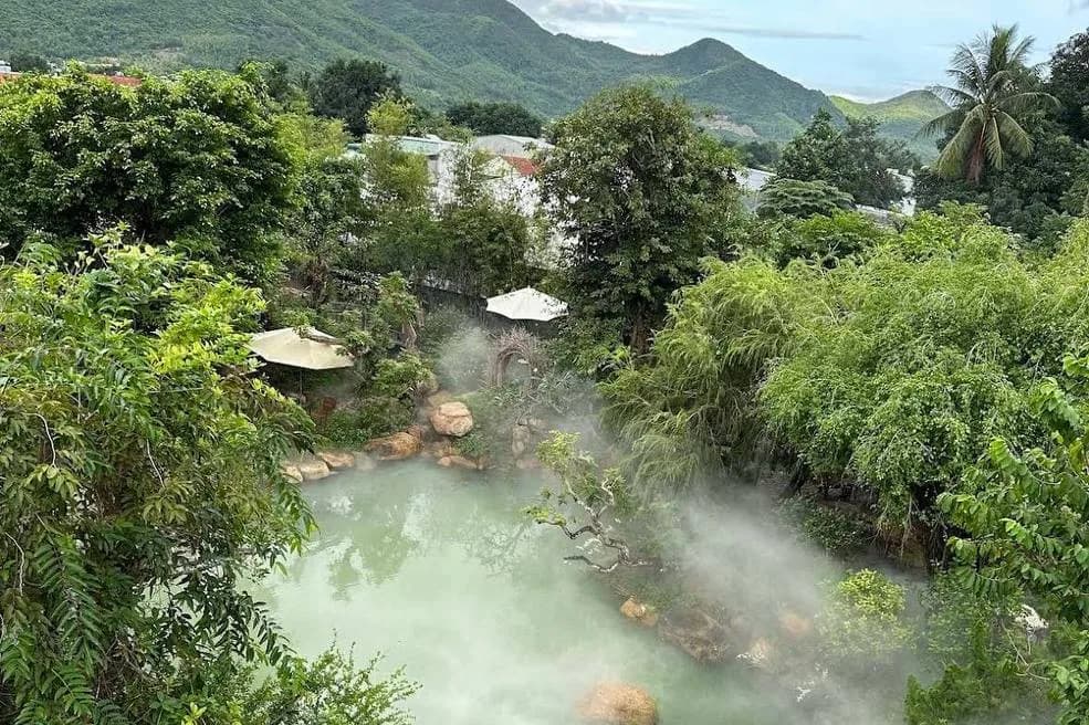Пруд в тумане и горы в парке The Fairy Forest под Нячангом